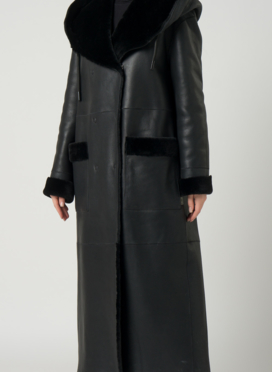 Удлиненная женская дубленка с капюшоном