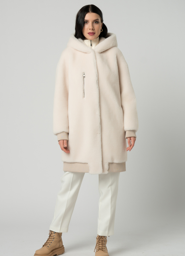 фото Бомбер из эко меха в белом цвете с капюшоном модель № 21140