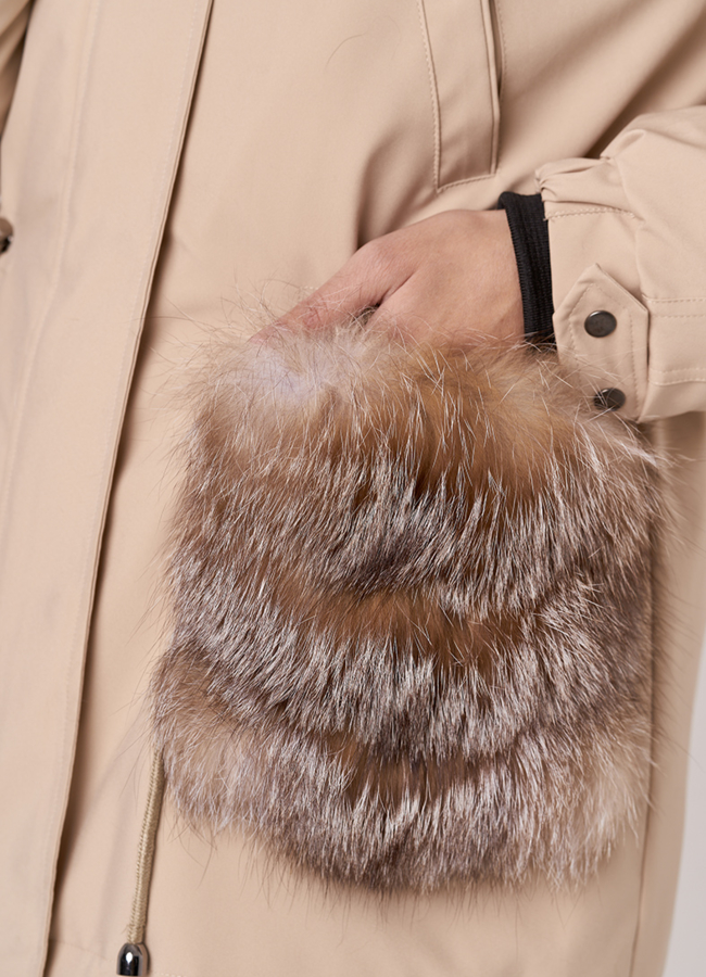 Парка женская с меховыми карманами модель № 17723 в рассрочку