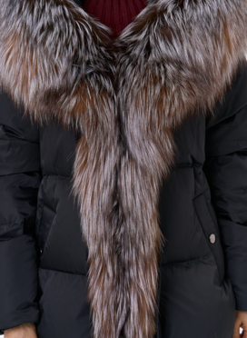 Женский пуховик с отделкой из меха блюфрост