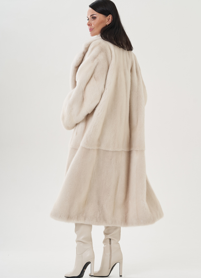 Белая шуба из аукционной норки модель № 24965 в кредит