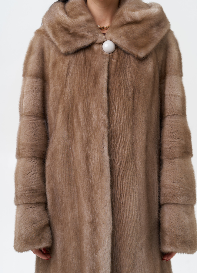 Шуба из норки бежевого цвета с капюшоном модель № 27773 в рассрочку