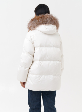 Женский пуховик с отделкой из меха лисы