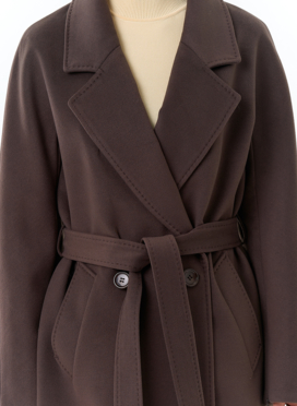 Женское пальто с английским воротником