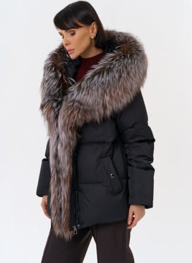 Женский пуховик с отделкой из меха блюфрост