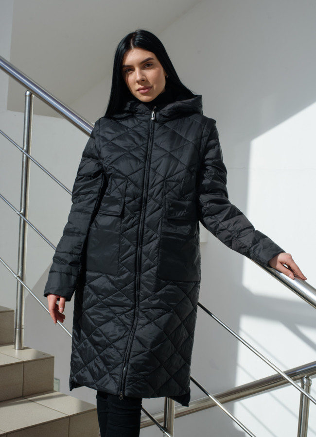 Женский плащ черного цвета с капюшоном  модель № 22581 меха малина