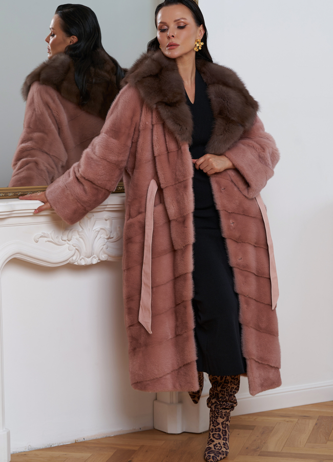 Норковая шуба розового цвета с капюшоном из меха куницы модель № 27569 универмаг малина