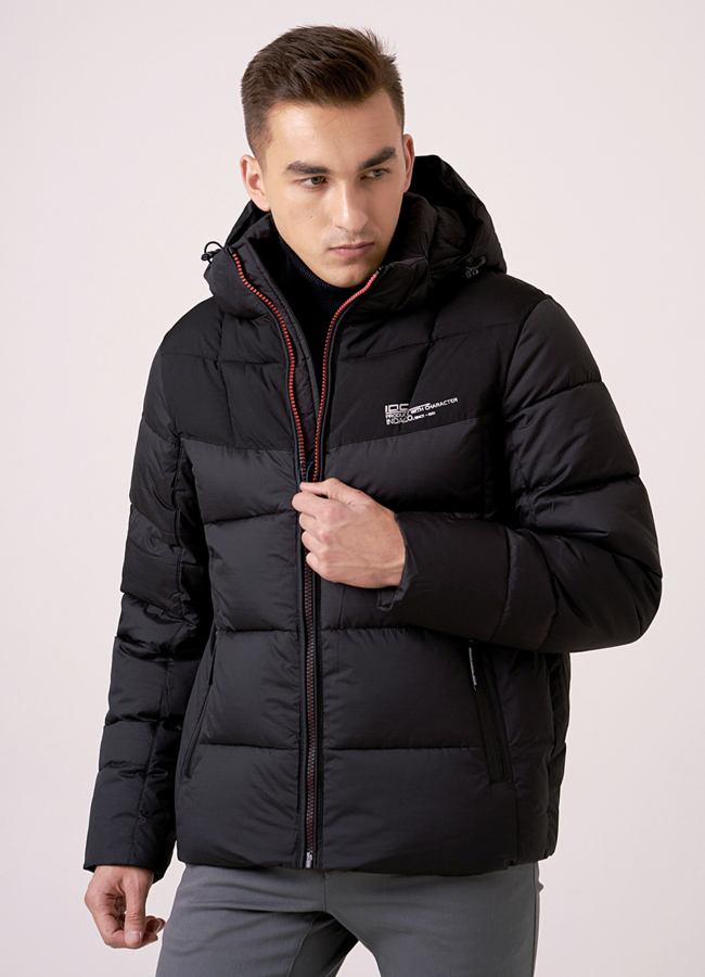 Куртка с капюшоном на молнии в черном цвете модель № 925 меха малина