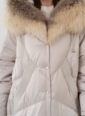 Пуховик с отделкой капюшона из меха лисы