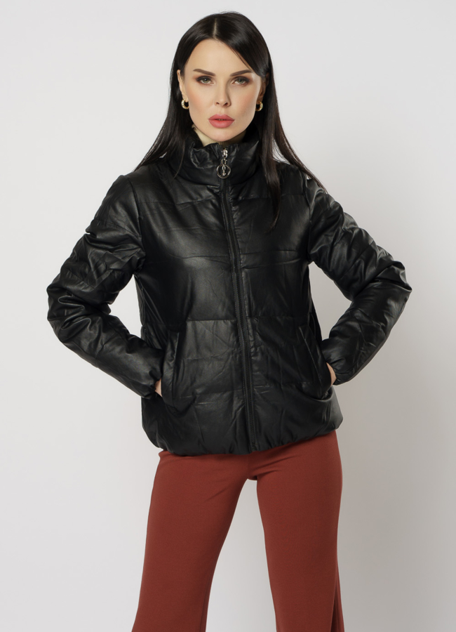 Женская куртка из эко кожи черного цвета модель № 20768 меха малина