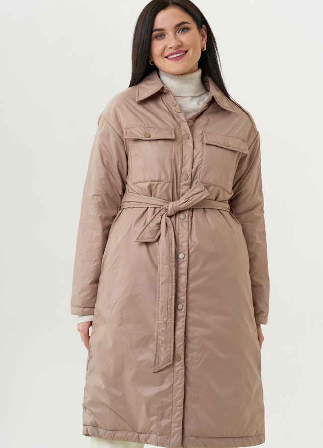 Женское пальто-рубашка  бежевого цвета с отложным воротником модель № 22391 меха малина