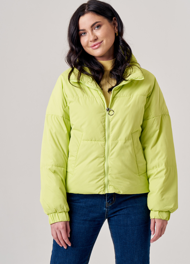 Укороченная женская куртка зеленого цвета модель № 8211 меха малина