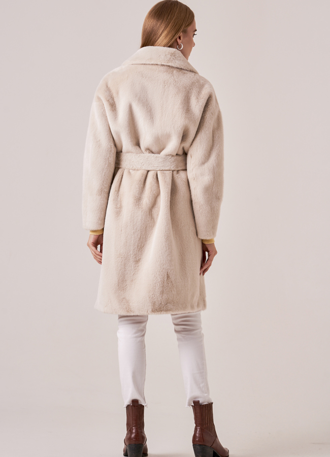 фото Светлое пальто с поясом из ворсовой ткани модель № 18298