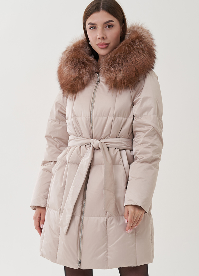 Пуховик бежевого цвета с отделкой капюшона модель № 25370 универмаг малина
