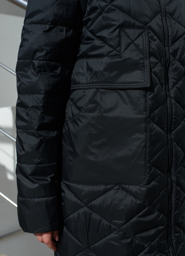 Женский плащ черного цвета с капюшоном  модель № 22581 универмаг малина