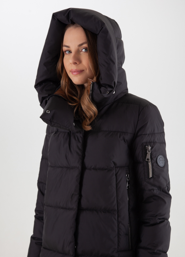Пуховик женский черного цвета с капюшоном модель № 21093 в кредит