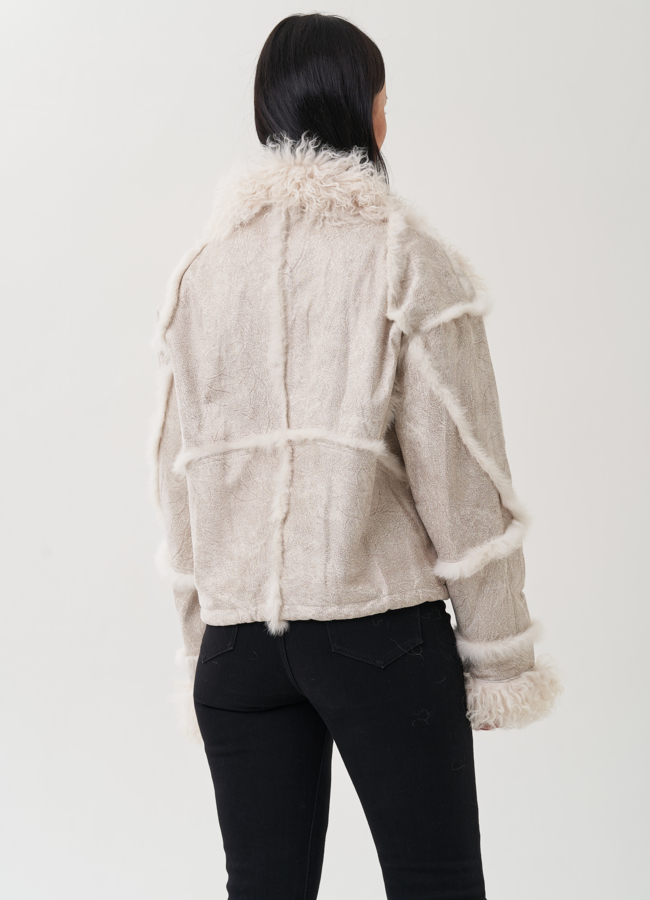 Женская куртка белого цвета с меховой отделкой модель № 25544 в кредит