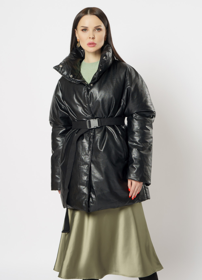 Куртка утепленная из эко кожи черного цвета модель № 20683 меха малина