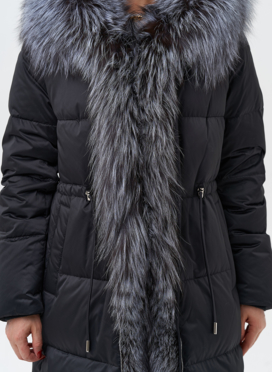 Женский пуховик с отделкой из меха чернобурки
