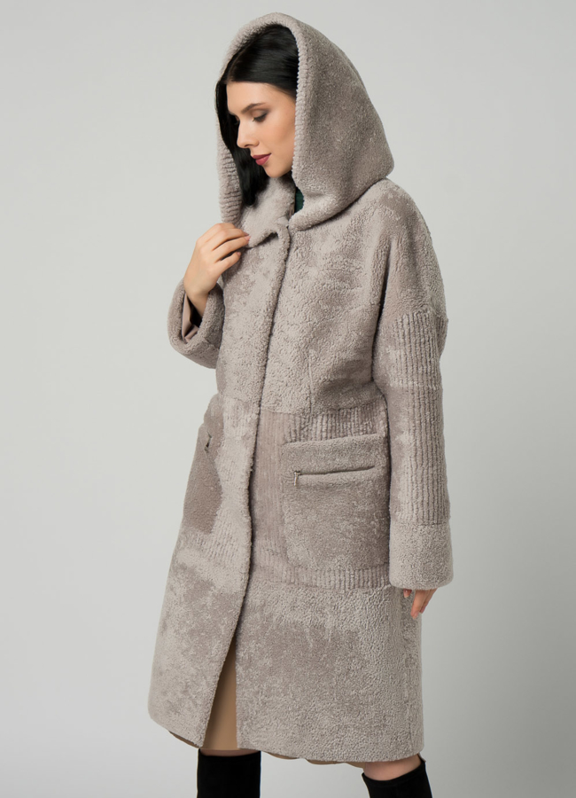 Шуба из овчины в сером цвете с капюшоном модель № 21979 меха малина