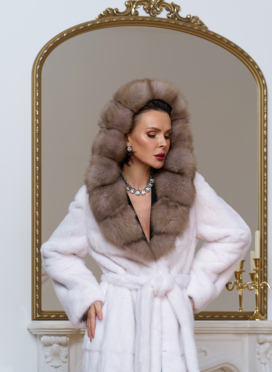 Белая шуба из норки с куницей