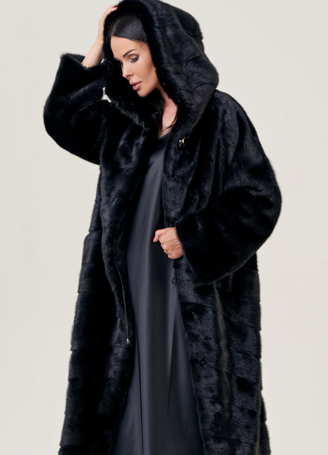 Норковая шуба оверсайз с капюшоном в черном цвете модель № 23086 универмаг малина