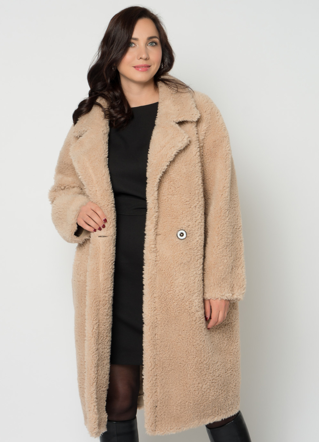 Полупальто из эко меха бежевого цвета с английским воротником модель № 19426 универмаг малина