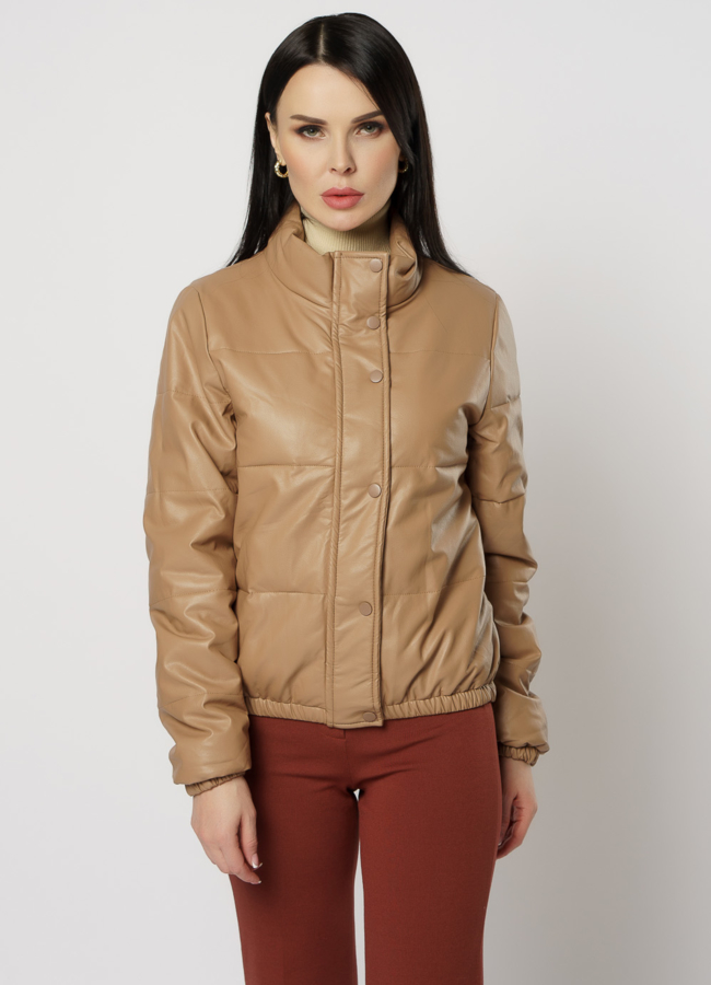 Утепленная куртка из эко кожи бежевого цвета модель № 20779 меха малина