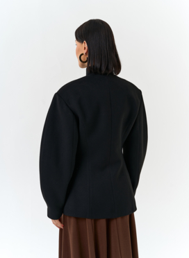 Женское укороченное пальто с акцентными рукавами