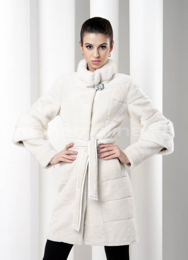 Шуба из муарового мутона, белая модель № S-257 меха малина