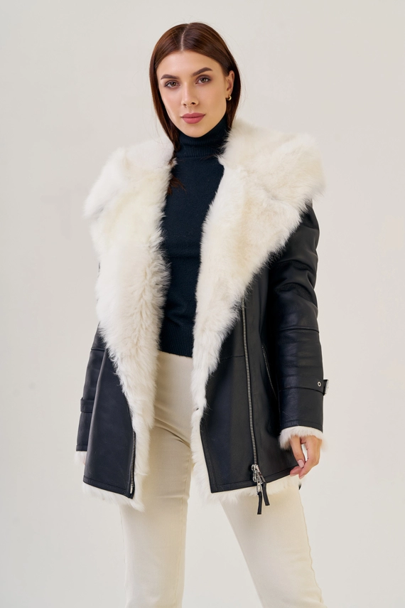 Укороченная женская дубленка с капюшоном