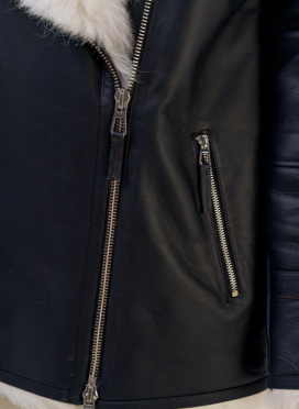 Укороченная женская дубленка с капюшоном