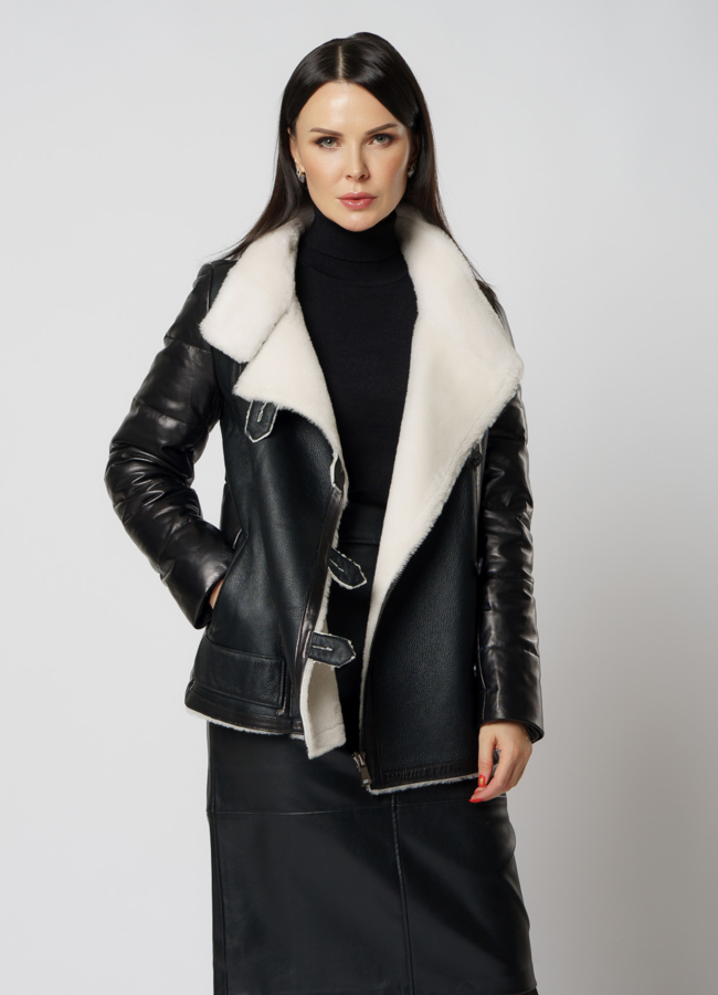Куртка женская из натуральной кожи черного цвета модель № 17812 меха малина