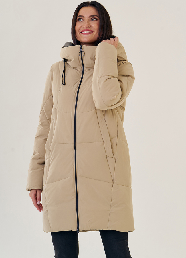 Женский пуховик с капюшоном бежевого цвета  модель № 3316 меха малина