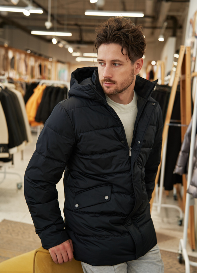 Мужской пуховик синего цвета с капюшоном  модель № 78878 меха малина