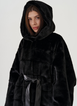 Шуба из эко меха с капюшоном и поясом в черном цвете