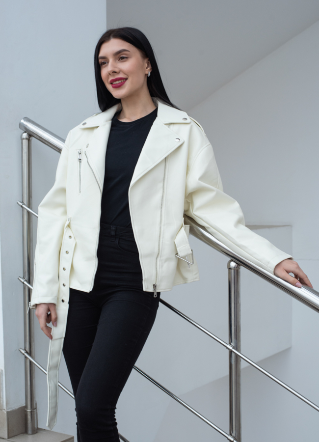 Женская куртка из эко кожи белого цвета  модель № 22847 универмаг малина