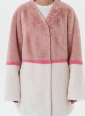 Женская шуба из эко меха в светлом оттенке