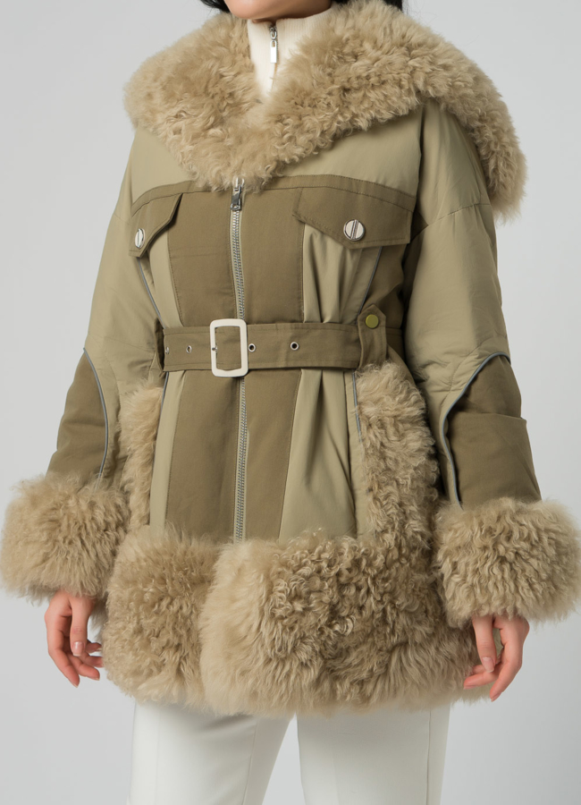 Женский пуховик зеленого цвета с отделкой из овчины модель № 21864 в рассрочку