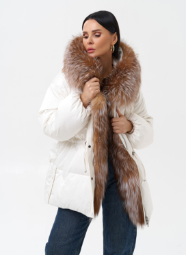 Женский пуховик с отделкой из меха лисы