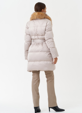 Женский пуховик с отделкой из меха лисы