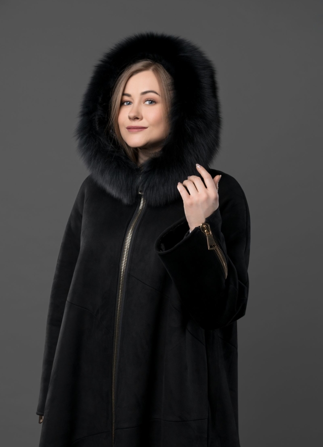 Дубленка черного цвета расклешенная на молнии с капюшоном, отделка песец модель № 019 в рассрочку