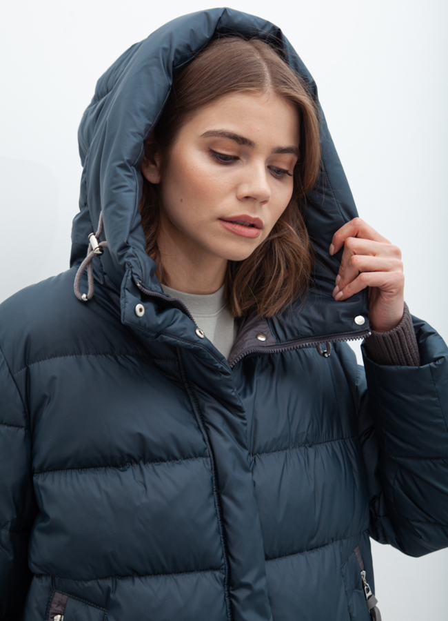 Пуховик женский зеленого цвета с капюшоном модель № 21058 в кредит