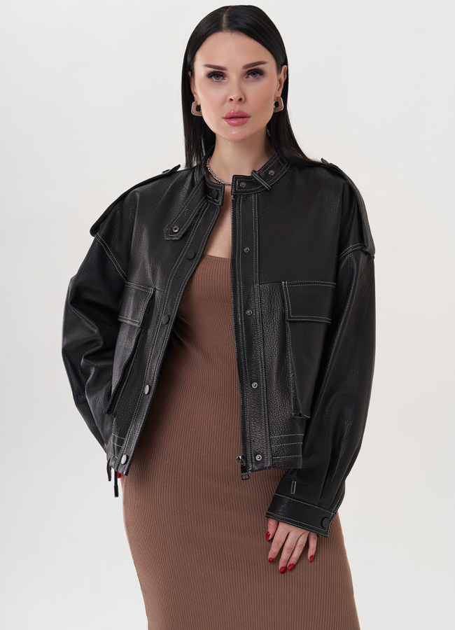 Куртка черного цвета с контрастной строчкой модель № 26918 в рассрочку