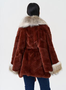 Шуба из кролика с отделкой из меха койота Шуба из кролика с отделкой из меха койота