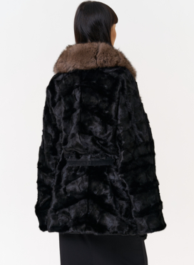 Женская шуба из меха норки  воротником из меха песца Женская шуба из меха норки  воротником из меха песца