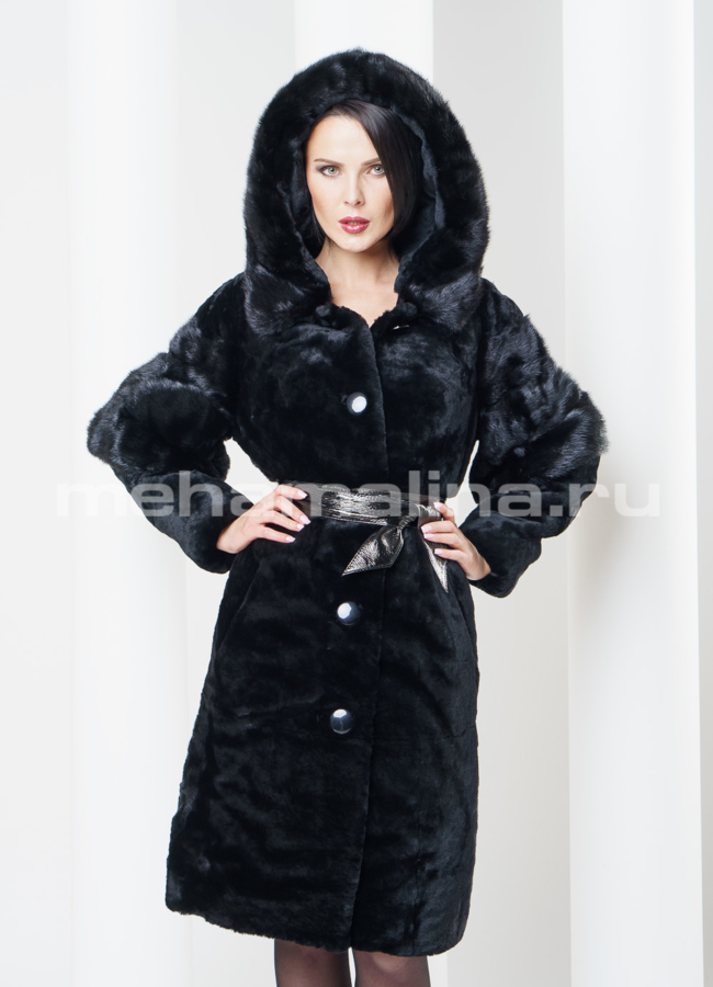 Шуба из муарового мутона, цвет черный модель № S-301 меха малина