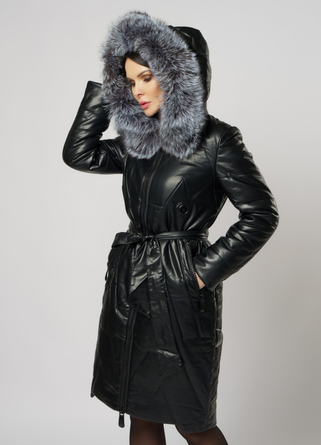 Пуховик из эко кожи черного цвета с отделкой из чернобурки модель № 18262 в кредит