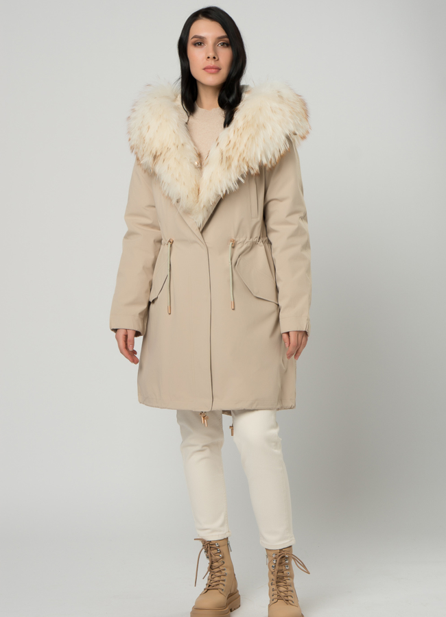 фото Светлая парка с мехом енота модель № 73381