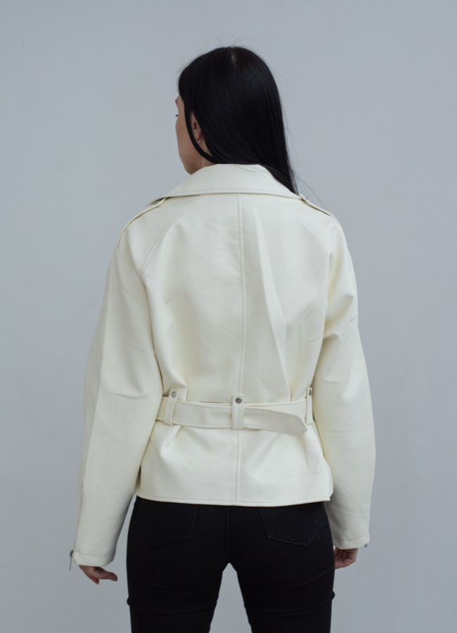 Женская куртка из эко кожи белого цвета  модель № 22847 универмаг малина